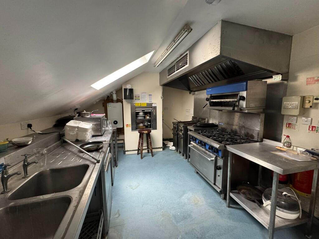 PEMBROKESHIRE - CENTRAL PUB WITH LETTING ROOMS