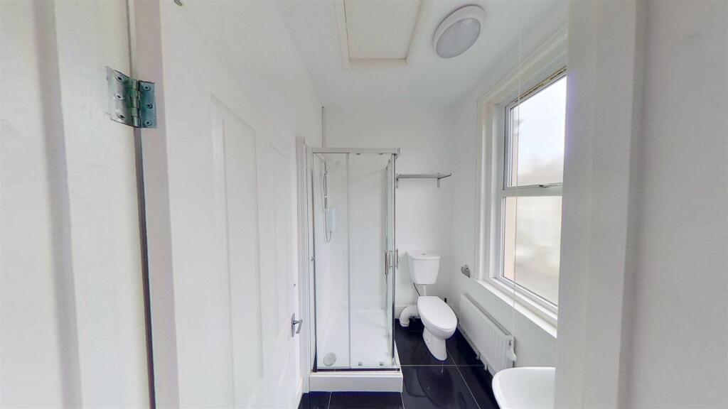 Gains-Road-Room-5-ensuite.jpg