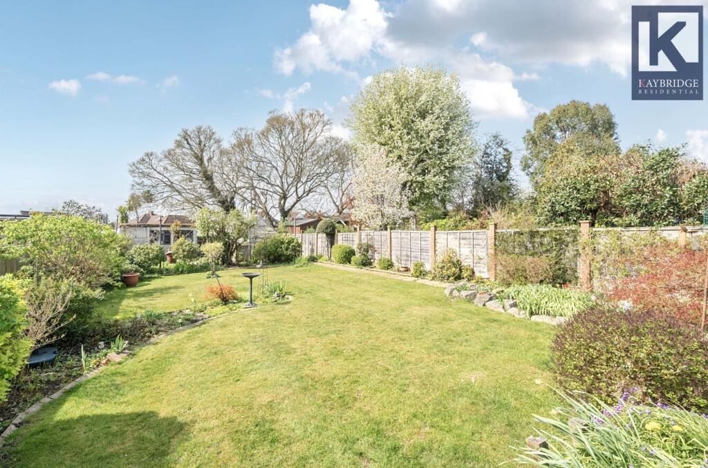 Walsingham Gardens, KT19 0LS