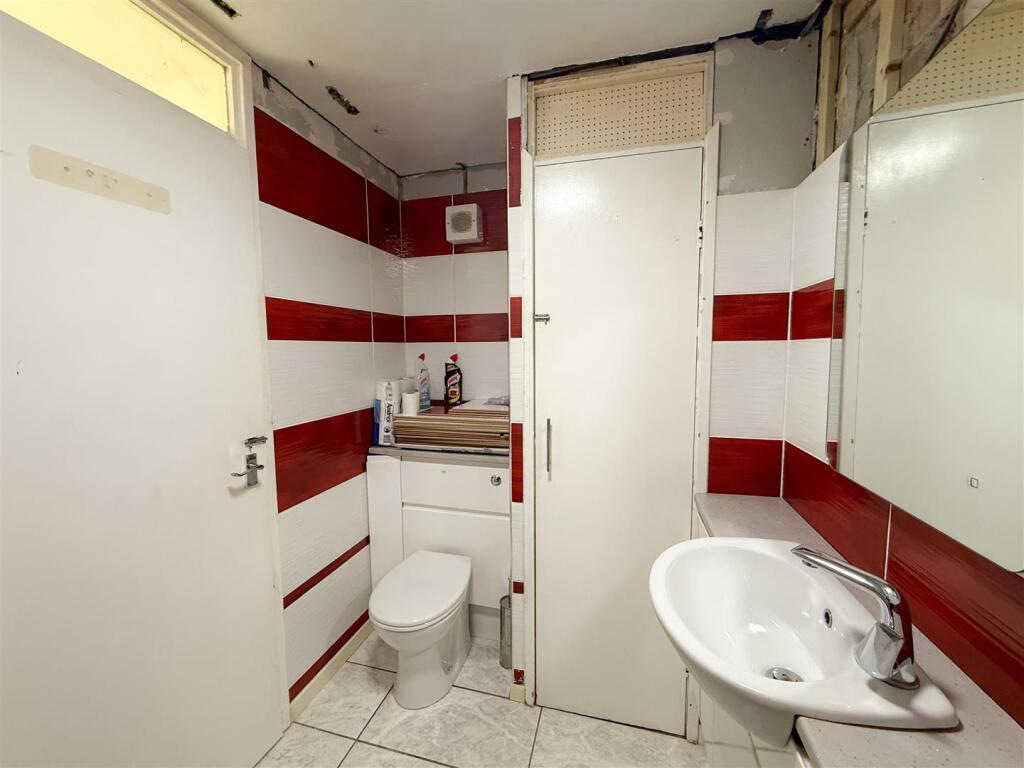 SHOWER ROOM