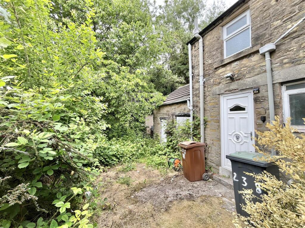 Enclosed Rear Garden &amp; Garden Stores