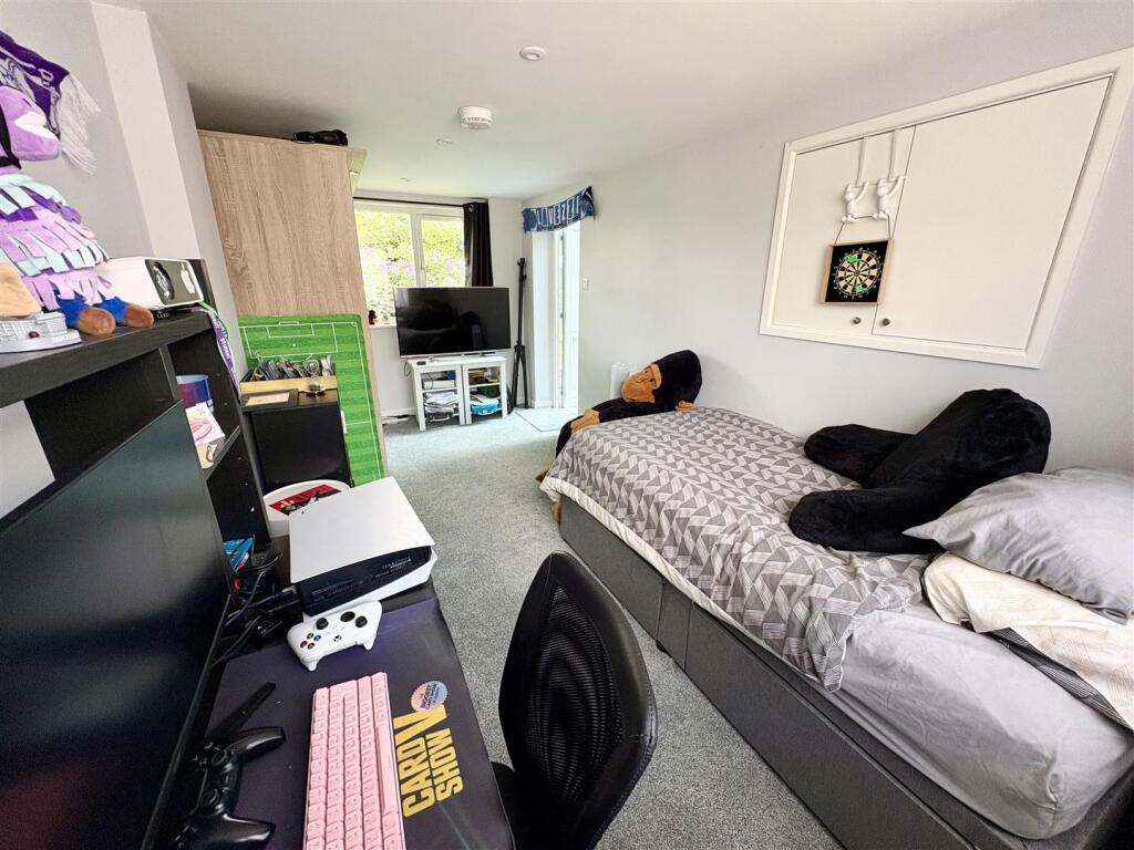 8. bed2b.jpg