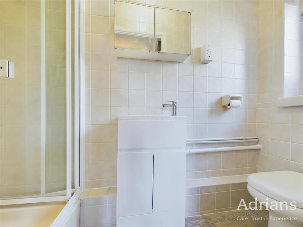 EN-SUITE SHOWER ROOM