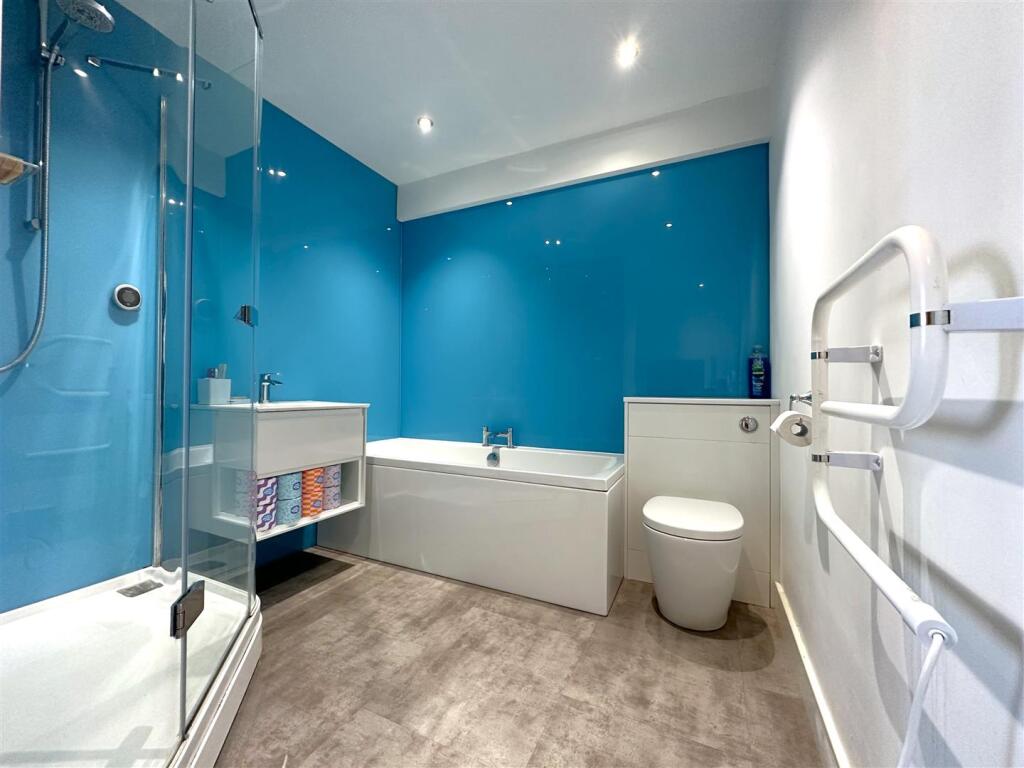 Stylish Modern Bathroom 330