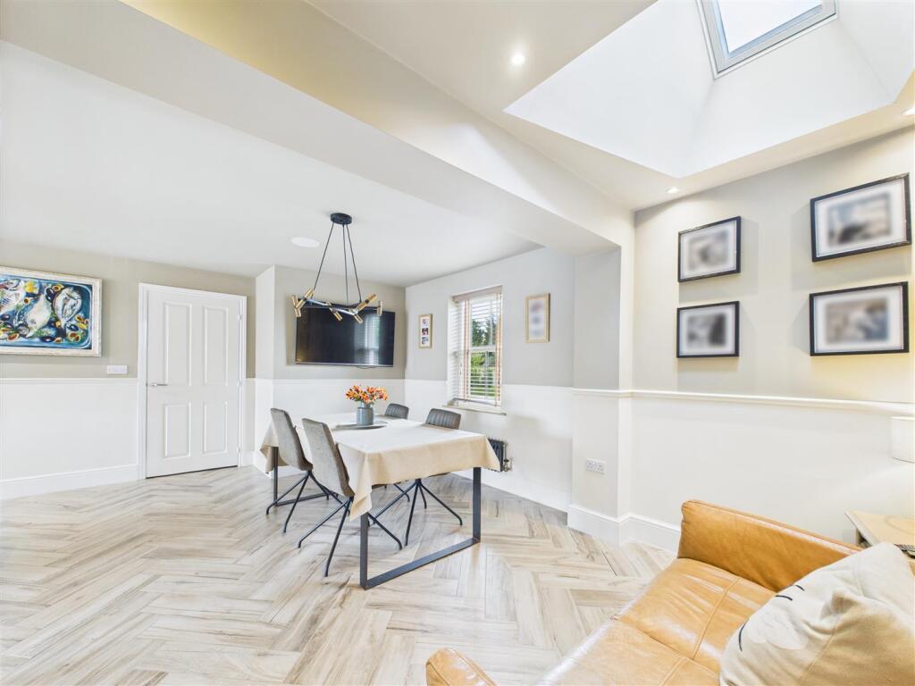 KITCHEN/DINING ROOM