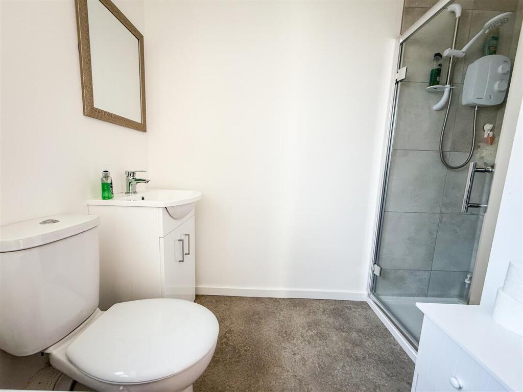 ALTERNATE VIEW OF BATHROOM