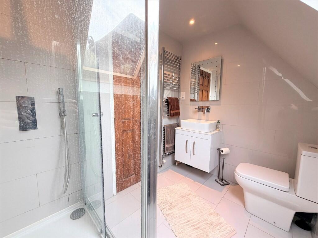 PRINCIPAL EN SUIT...