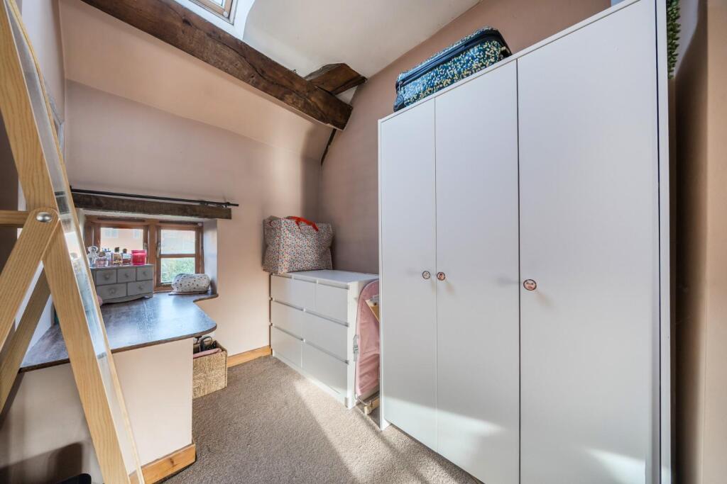 Dressing area Bed 1.jpg