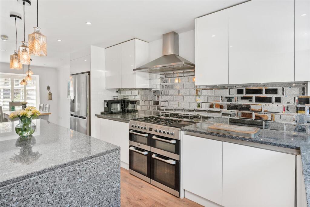 6 Griffin Close, Twyford-6.jpg