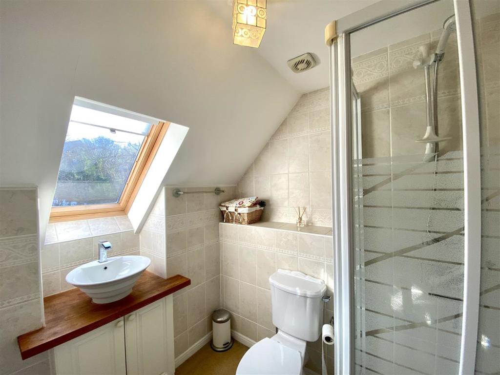 EN-SUITE SHOWER ROOM