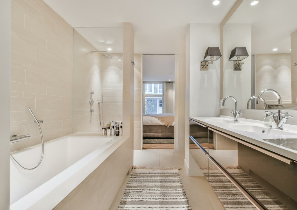 Saddler's Court, King's Road [Bathroom].png