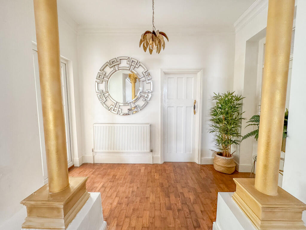 INNER HALL - LOBB...