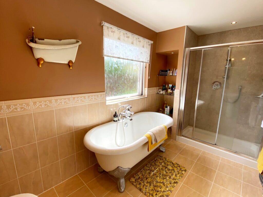 EN-SUITE BATHROOM