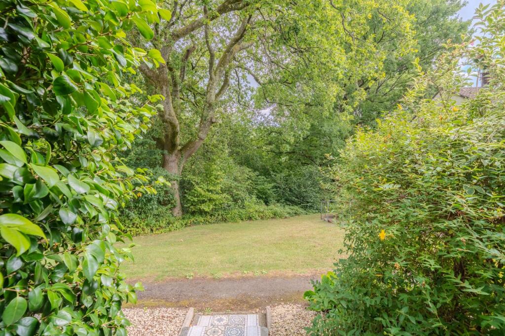 6 Canberra Close-20.jpg