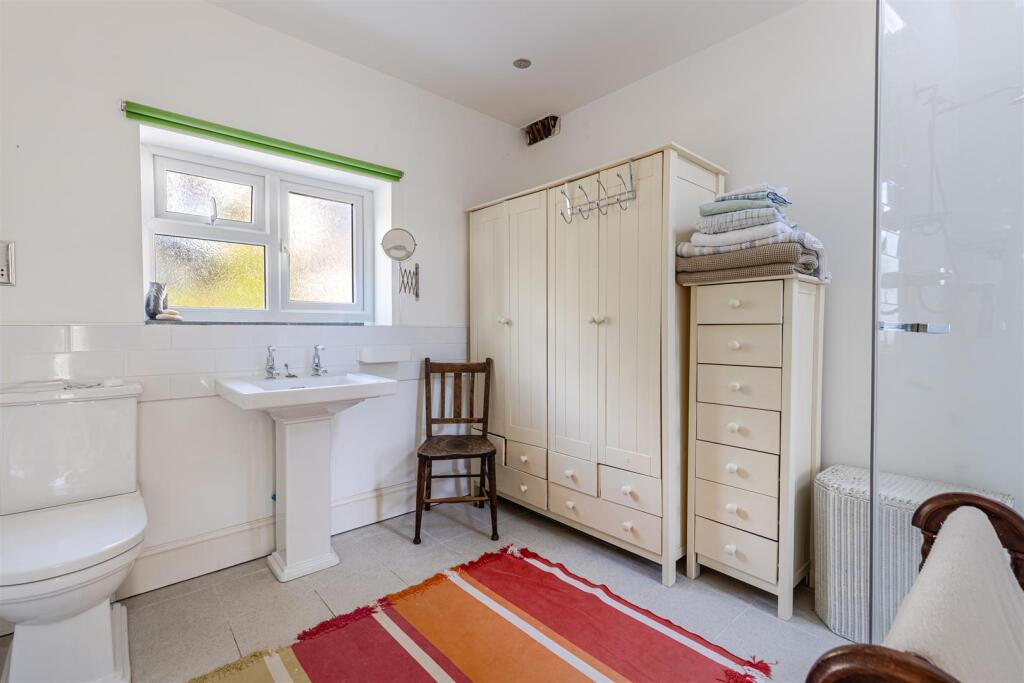 A22 - 9 Broad Park, Dartmouth - 250924.jpg