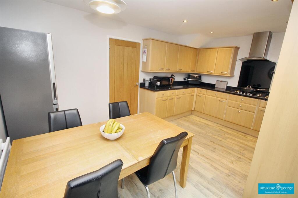 Kitchen/ Breakfast Room