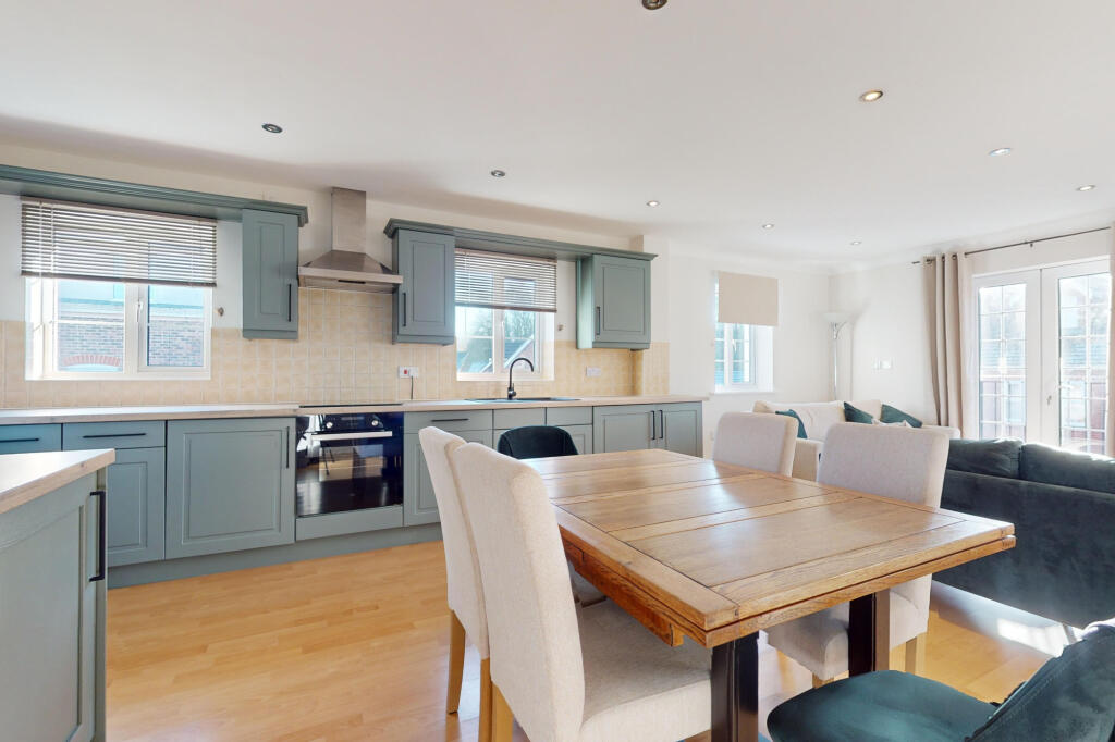 KITCHEN / DINING ROOM