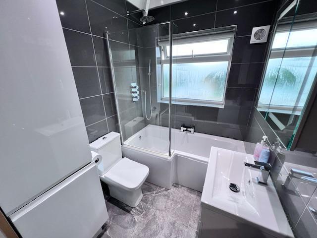 Bathroom b.jpg