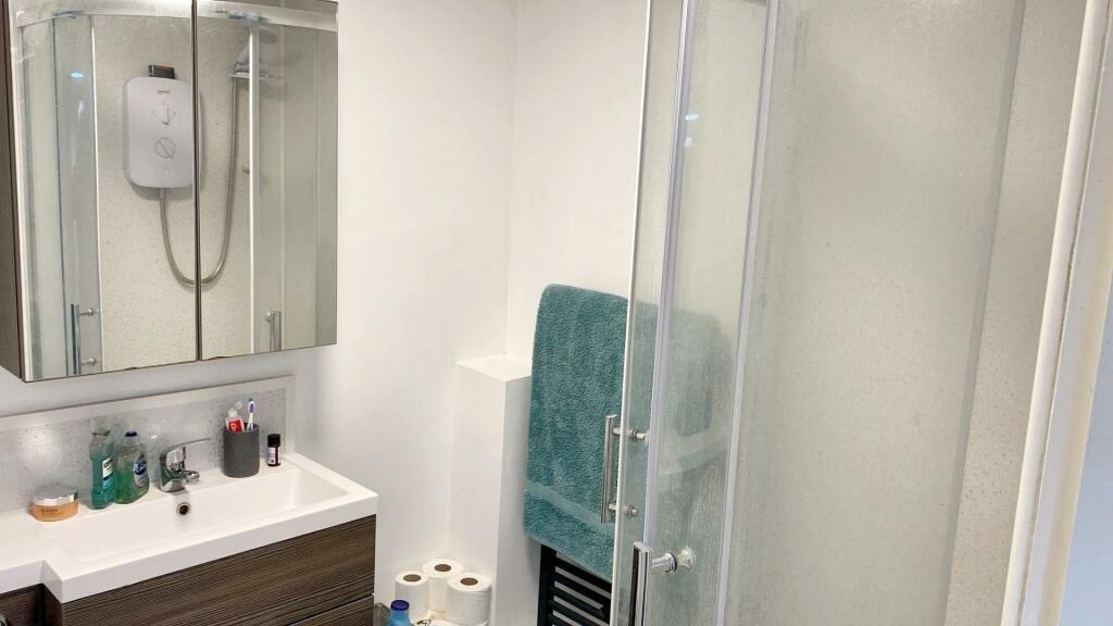 new road en-suite.jpg