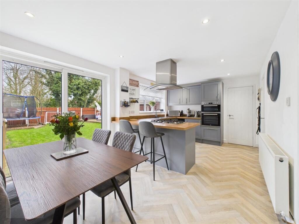 Open Plan Kitchen / Dining