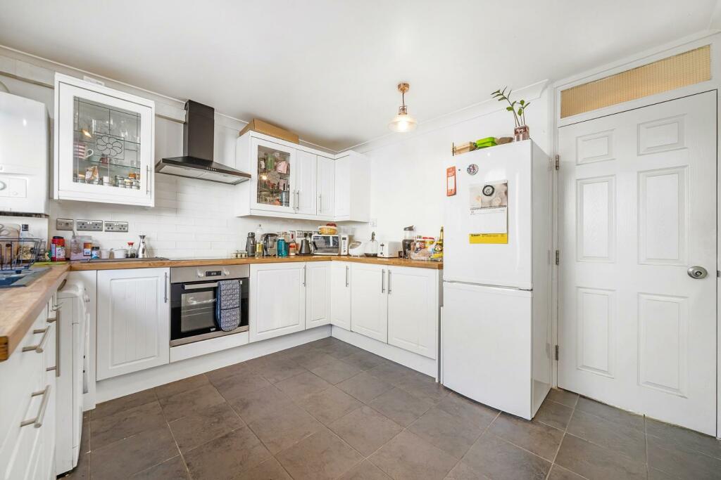Kitchen (2).JPG