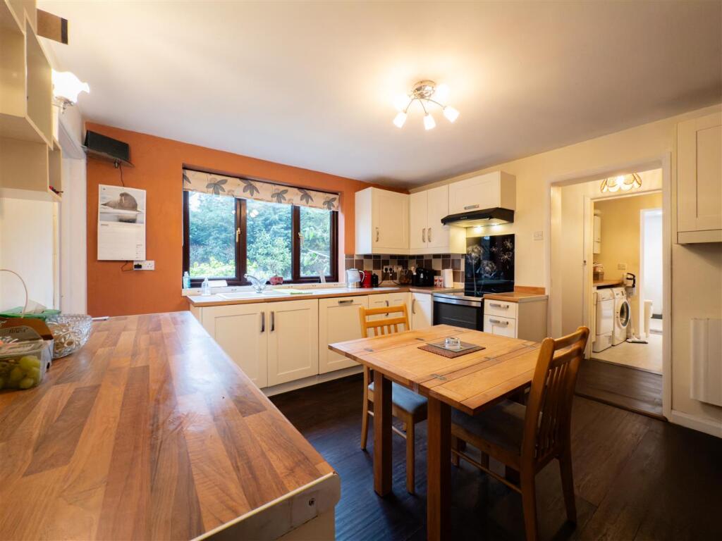 Annexe Kitchen 1.jpg