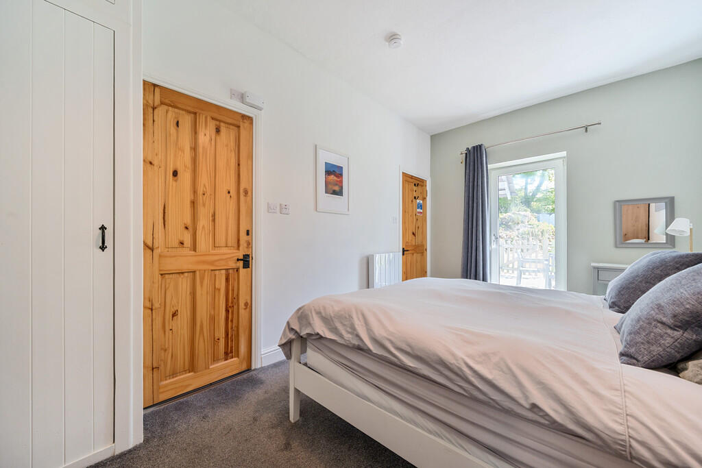 Bedroom &amp; doo...