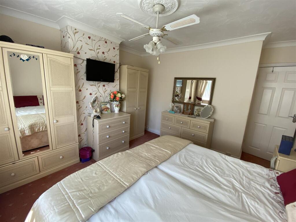 Bedroom no.1 rear double: