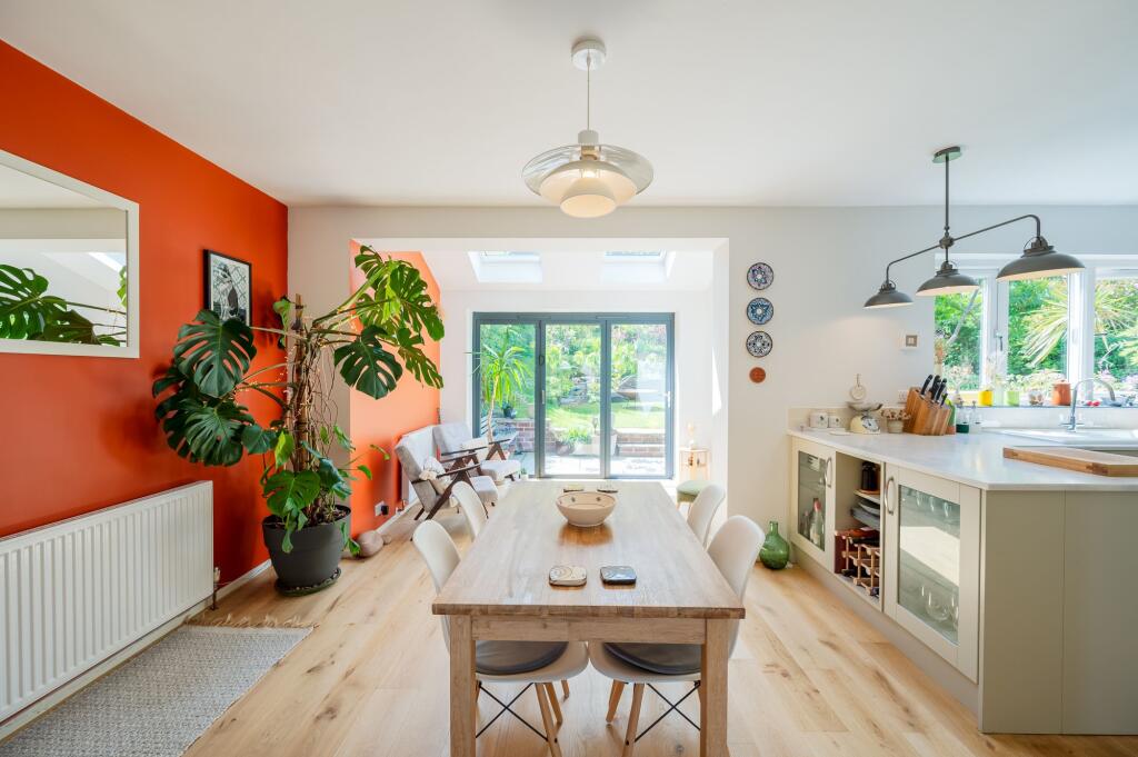 KITCHEN/DINER AND LOUNGE