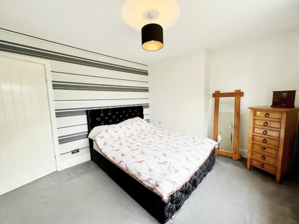 Bedroom 1 pic 2.jpg
