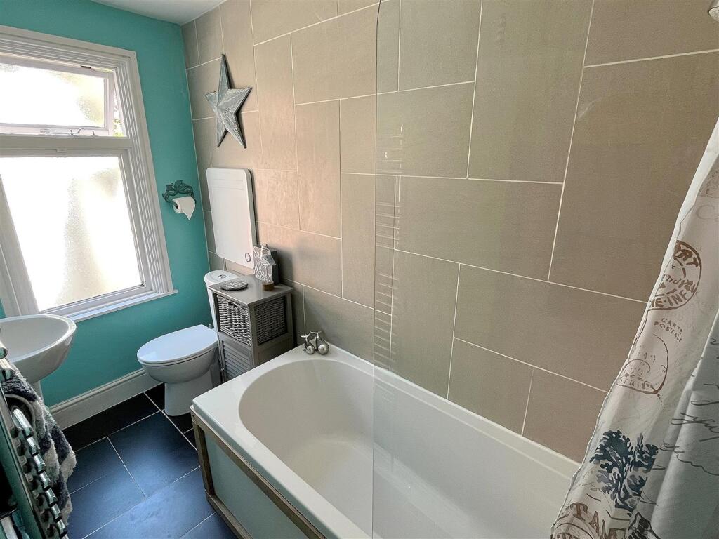 Ensuite Bathroom.jpg