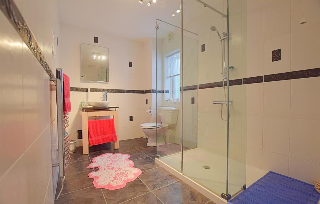 Shower Room.jpg