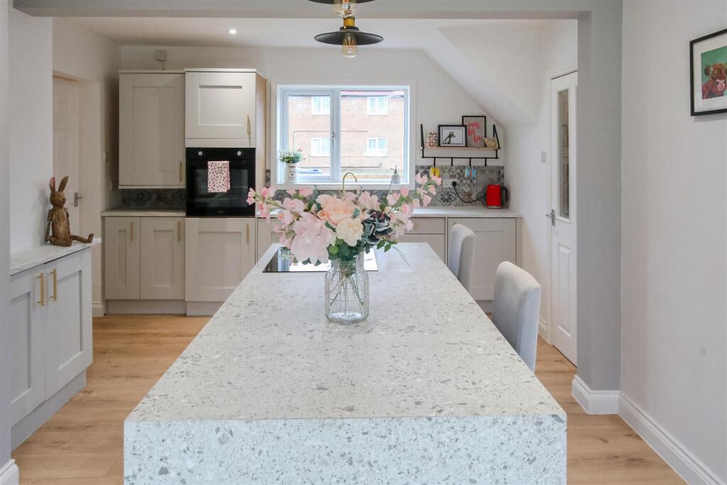 OPEN PLAN ISLAND KITCHEN