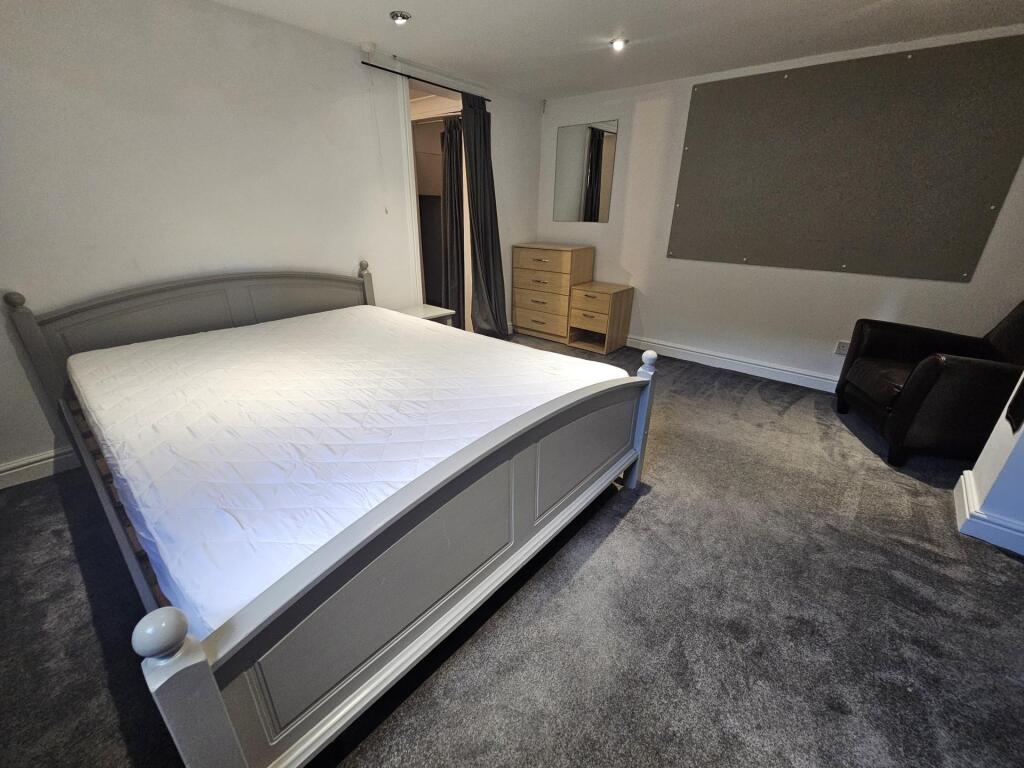 A spacious, well-maintained double bedroom feat...