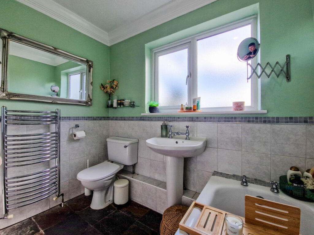 Bathroom (middle floor)