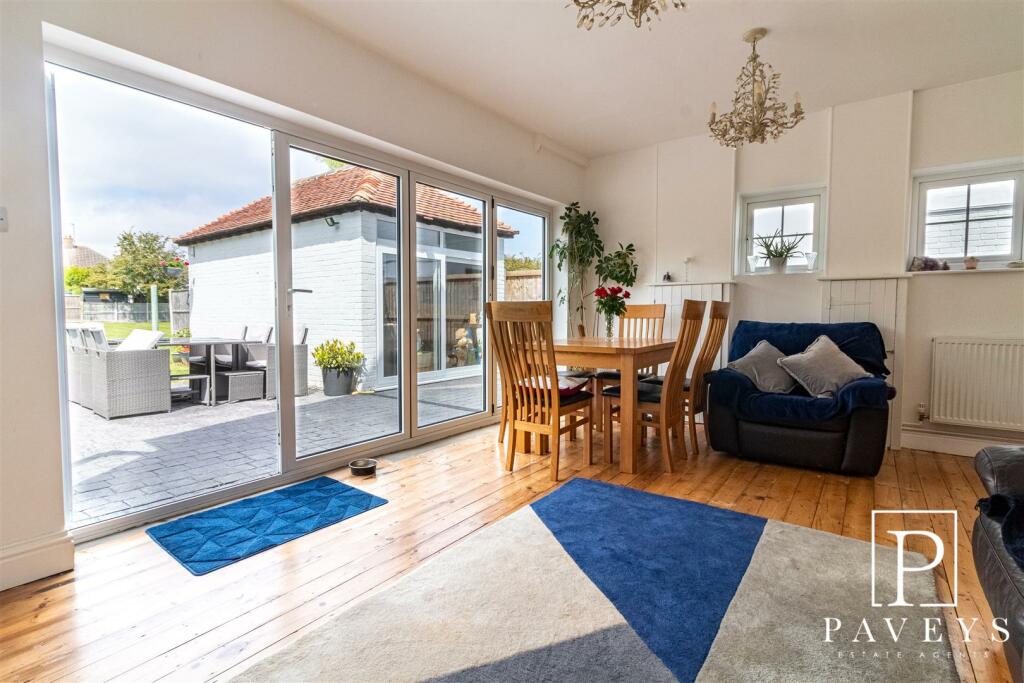 FAMILY &amp; DINING ROOM