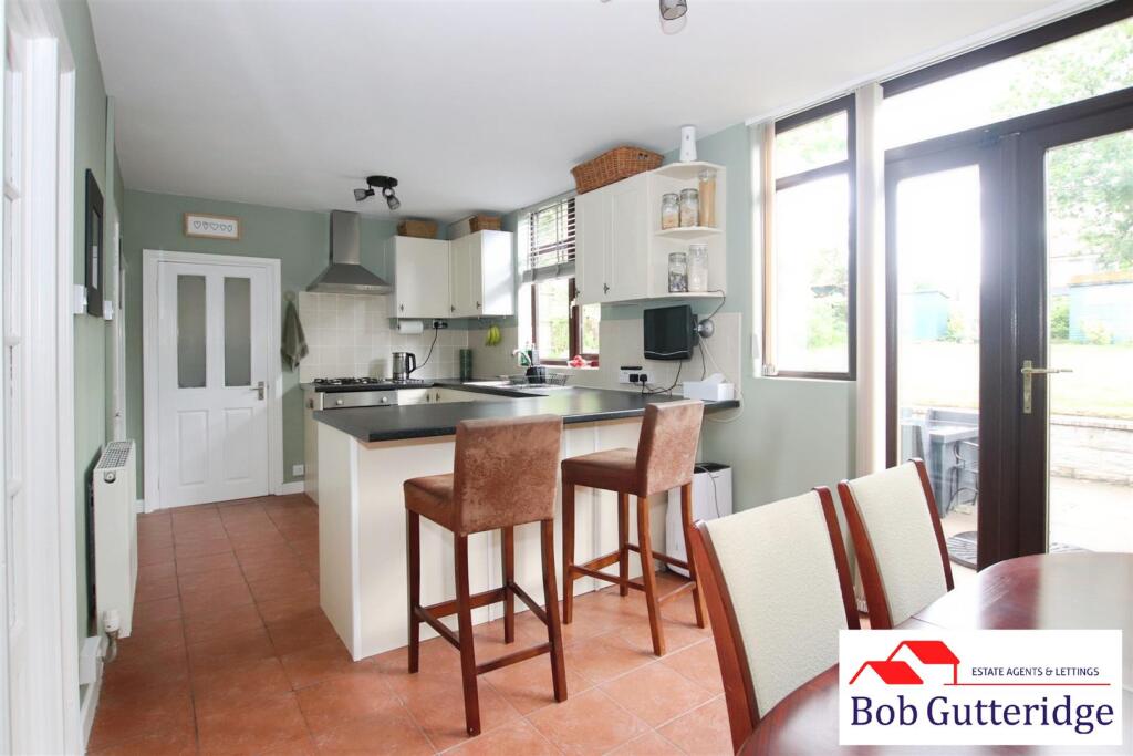 OPEN PLAN FITTED KITCHEN / DINING ROOM