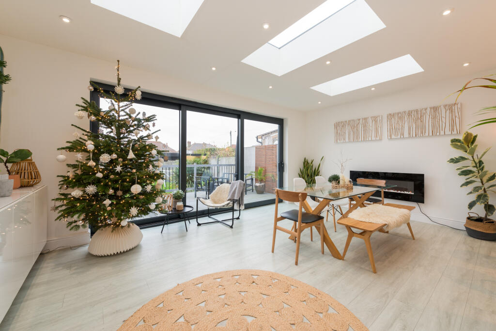 Sitting Room / Dining Room