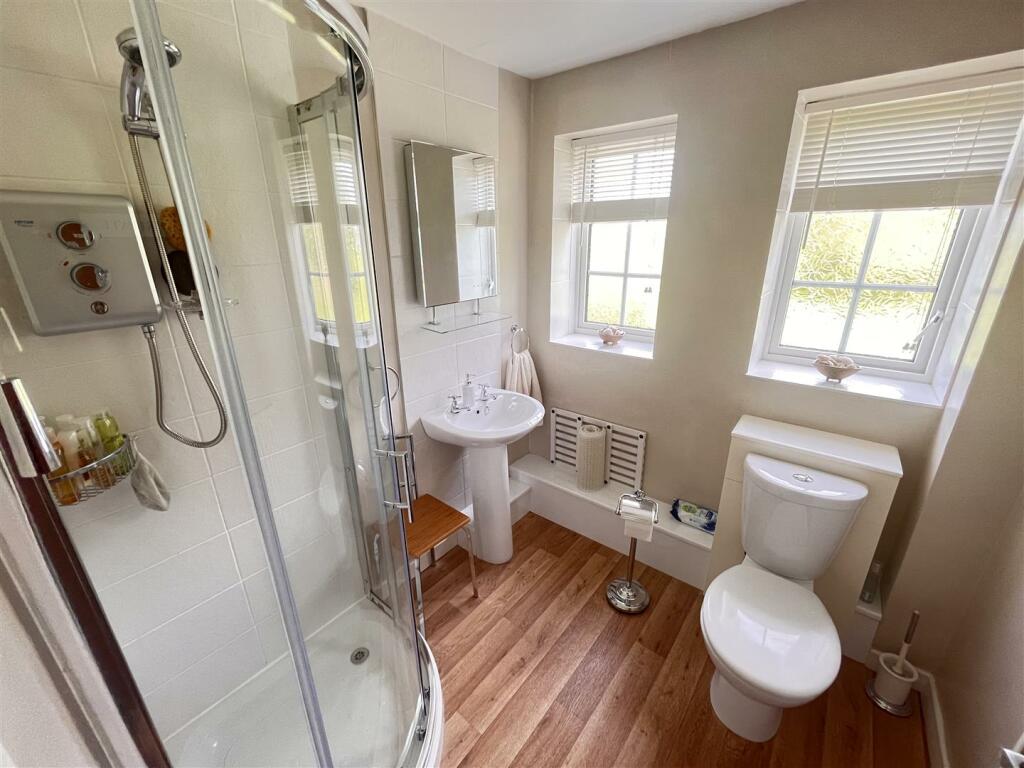 bed 4 ensuite.JPG