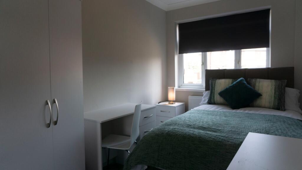 A cozy and inviting double bedroom with good na...