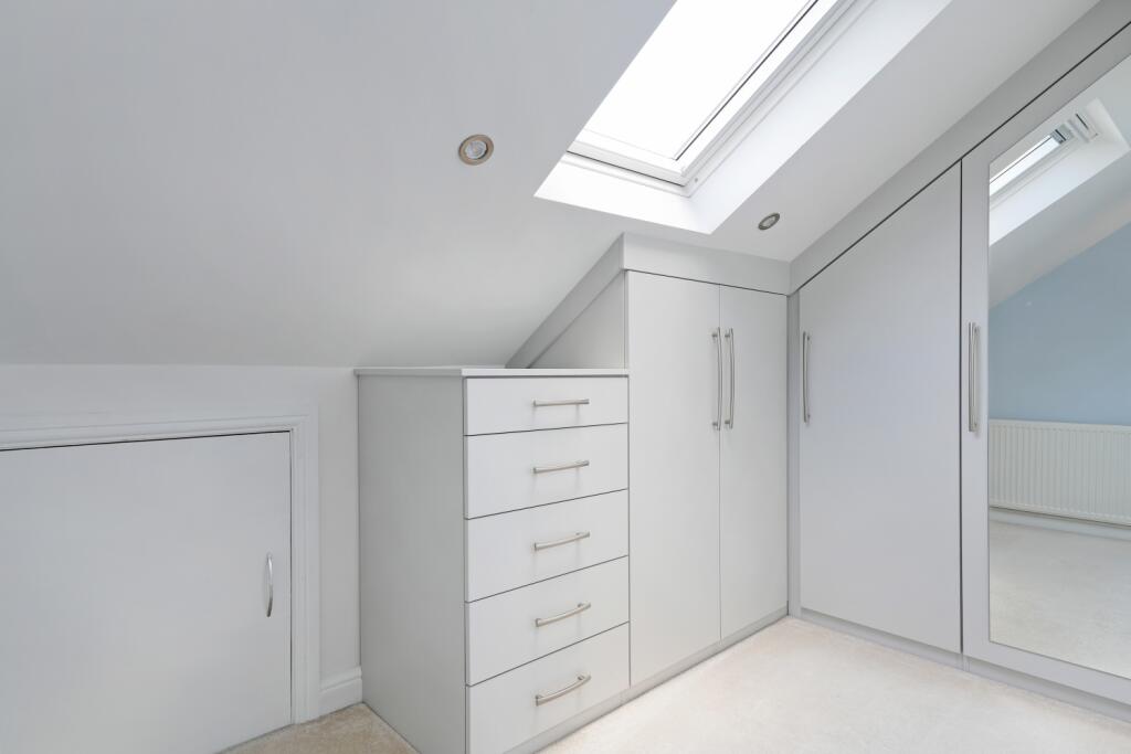 Principal bedroom dressing room