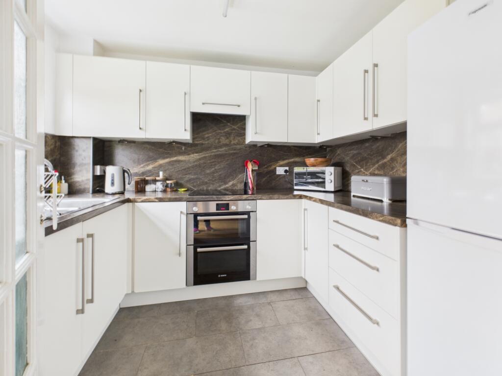 CAM03729G0-PR0152-STILL009