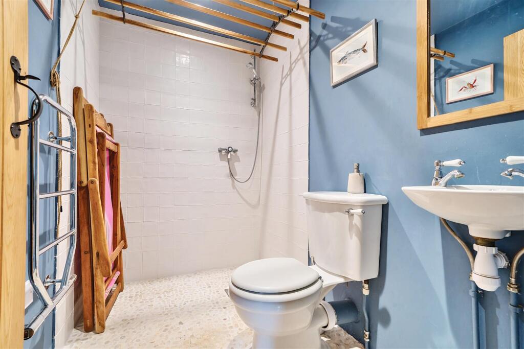 Cloakroom./Downstairs Shower Room