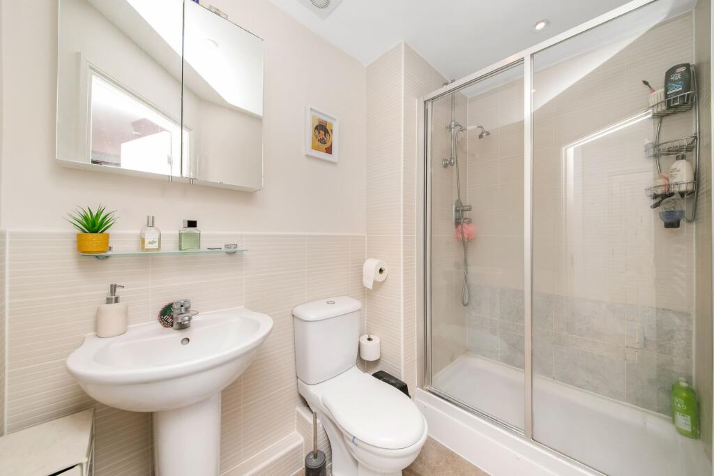 EN-SUITE SHOWER ROOM