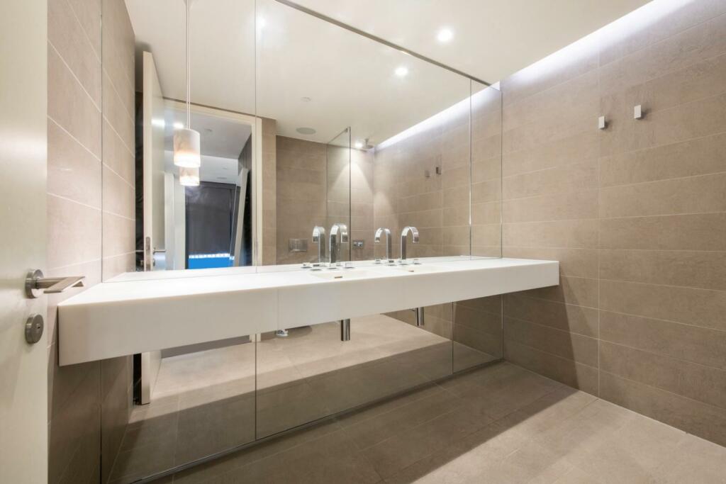 W BATHROOM 1.jpg