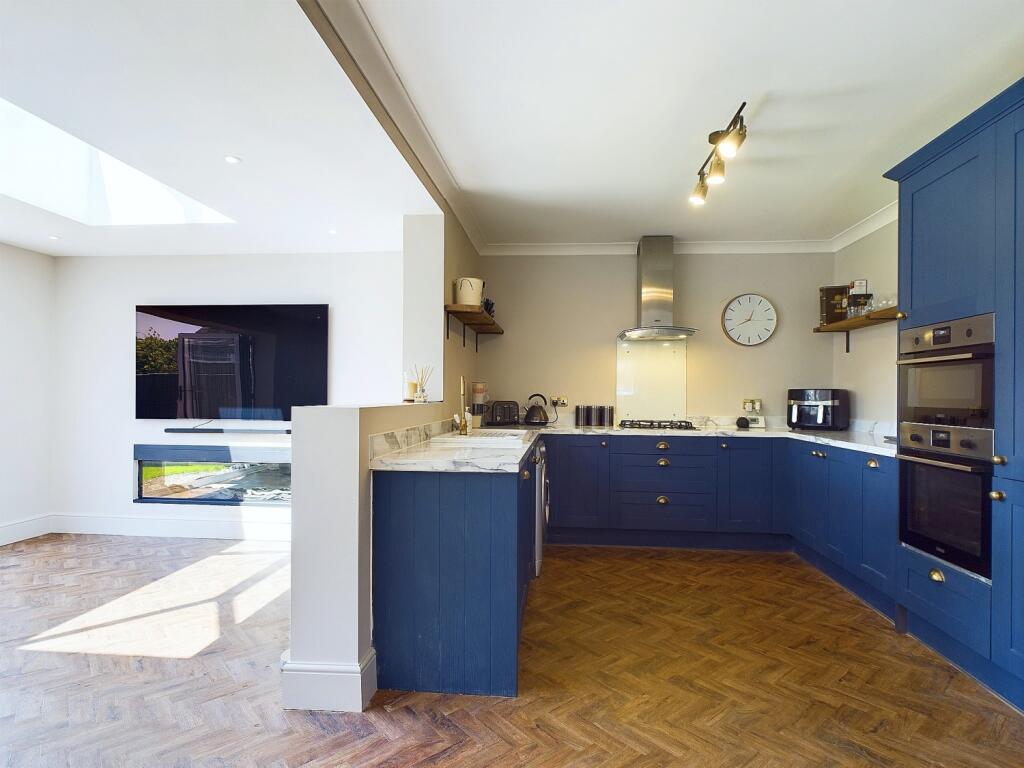 CAM01909G0-PR0211-STILL021