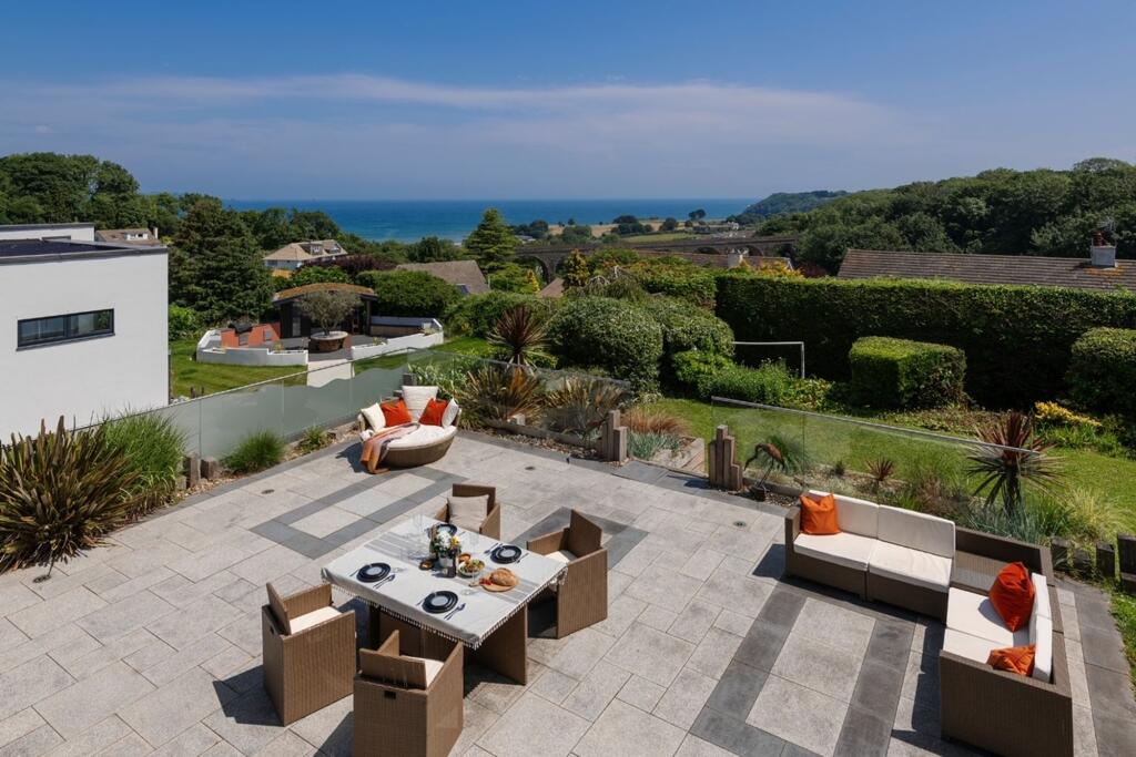 Eastleigh Home Patio &amp; View