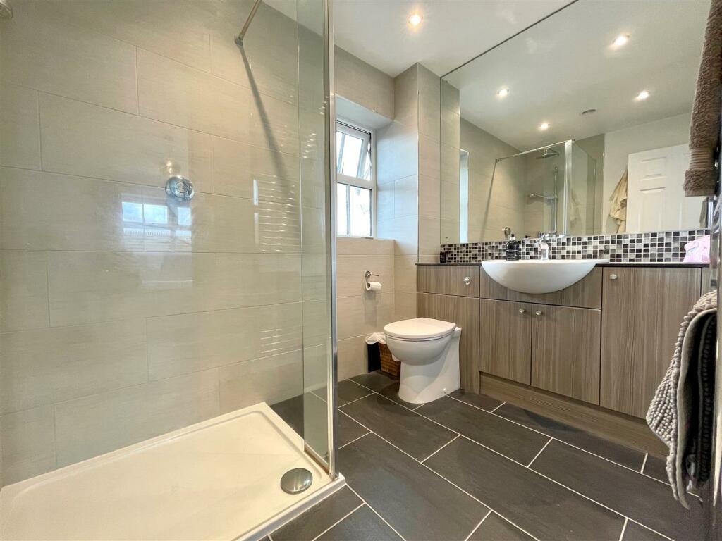 en-suite 2.jpg