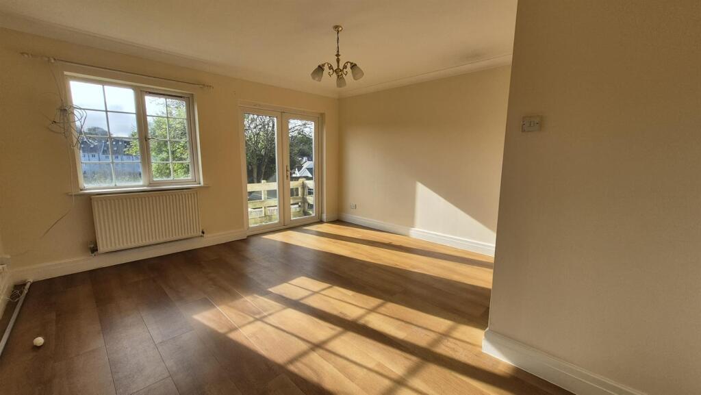 85aCR Living-room 1.jpeg