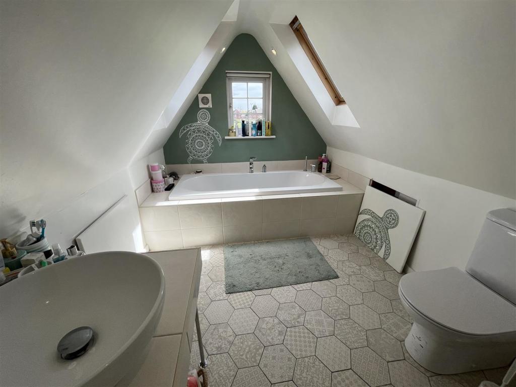 En Suite Bathroom.jpg